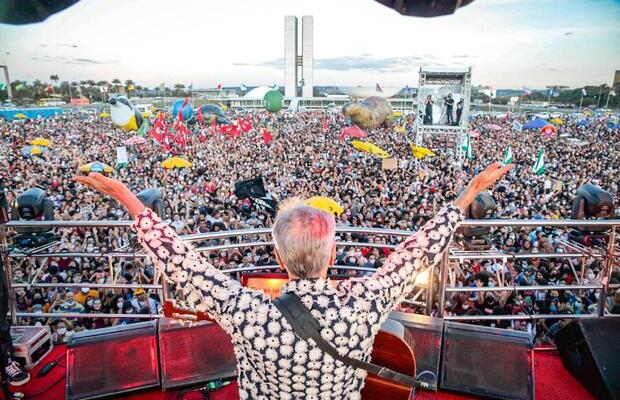 “O Brasil tem alma, o Brasil tem gente, o Brasil resiste”, Caetano Veloso inicia ato pela Terra em Brasília