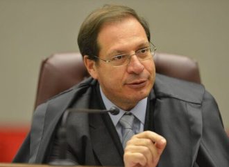 Plenário instaura PAD e afasta juiz que manifestou opinião política em rede social
