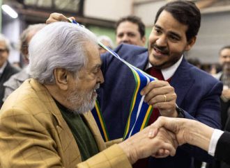 Celso Antônio Bandeira de Mello recebe medalha de Ordem do Mérito da AGU em cerimônia