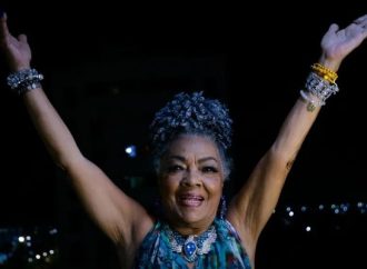 Vida marcada pelo racismo: episódio no aeroporto de Brasília não é fato isolado nos 85 anos da porta-bandeira Vilma Nascimento