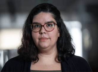 A mulher, a estátua, o batom e a denúncia