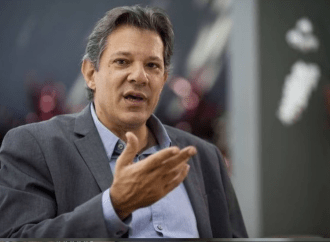 Entrevista: IOF ‘foi debatido na mesa do presidente, que convoca os ministros que considera pertinentes’, diz Haddad