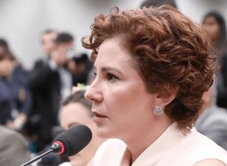 Para juristas, cidadania italiana de Carla Zambelli não impede extradição