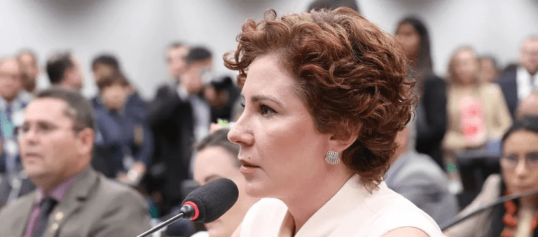 Para juristas, cidadania italiana de Carla Zambelli não impede extradição