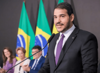 Lula volta ao Brasil com promessa de ajudar pessoalmente Messias no Senado