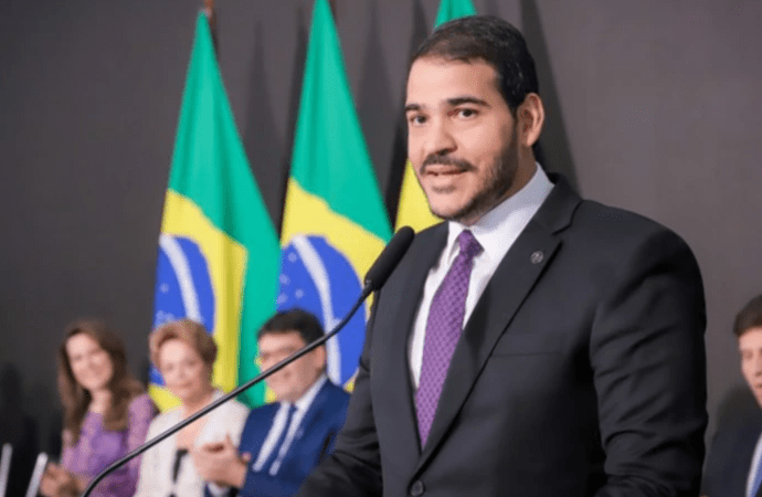 Lula volta ao Brasil com promessa de ajudar pessoalmente Messias no Senado