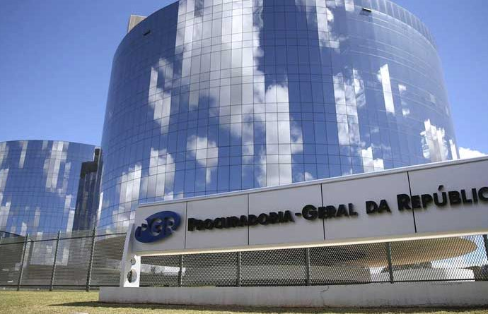 Juristas pedem à PGR investigação de Flávio Bolsonaro por atentar contra soberania
