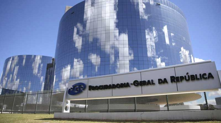 Juristas pedem à PGR investigação de Flávio Bolsonaro por atentar contra soberania