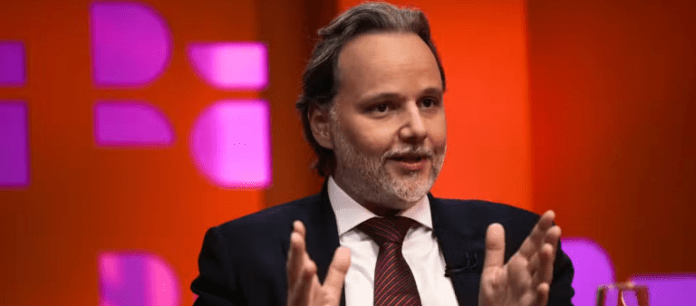 Marco Aurélio de Carvalho, advogado de defesa de Lulinha, esclarece a relação com o servidor do INSS e contesta a atuação da Polícia Federal no processo.
