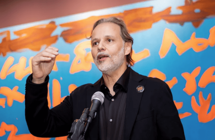 “Ninguém está acima da lei”, diz Marco Aurélio Carvalho após reunião secreta entre Mendonça e Vorcaro