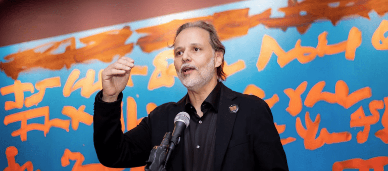 “Ninguém está acima da lei”, diz Marco Aurélio Carvalho após reunião secreta entre Mendonça e Vorcaro